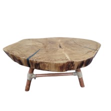 Drewniany stolik z pnia dębu i żywicą epoksydową + nóżki wiklinowe